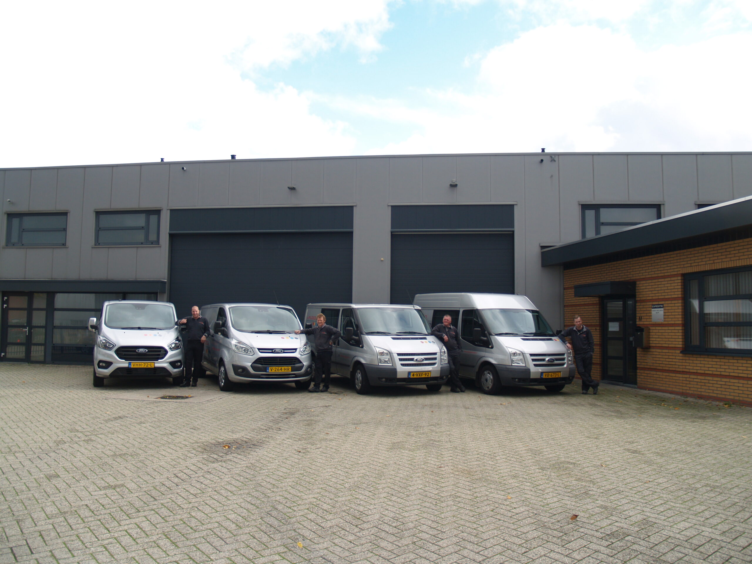 4 busjes met 4 mannen op een rij