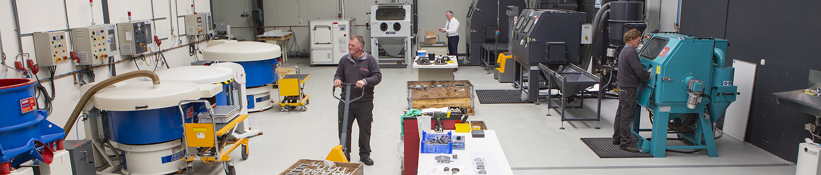 Banner van een hal met allemaal machine's en 3 mannen
